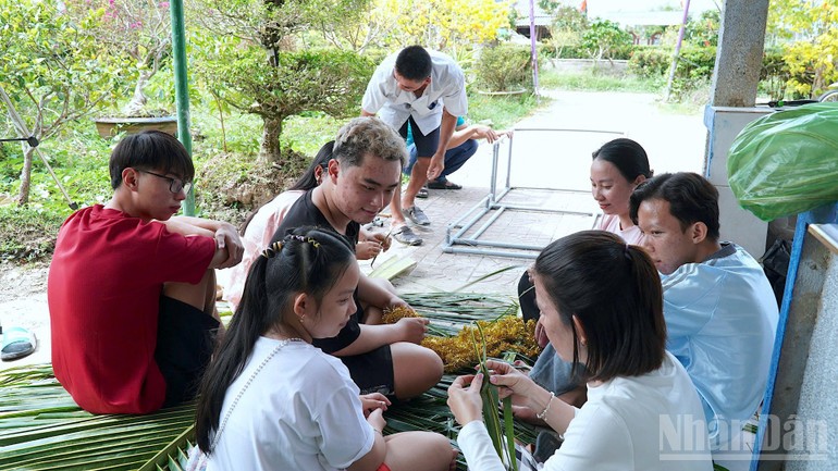 “Mời Bác về ăn Tết” - Nét đẹp văn hóa tri ân nơi Đất Mũi-Cà Mau “Mời Bác về ăn Tết” - Nét đẹp văn hóa tri ân nơi Đất Mũi-Cà Mau