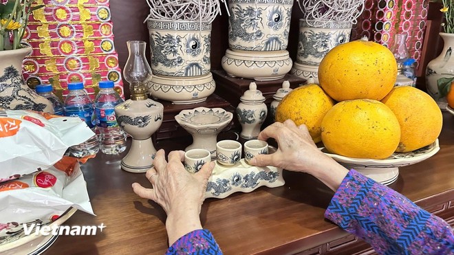 Vì sao chén nước dâng cúng luôn hiện diện trên bàn thờ gia tiên? Vì sao chén nước dâng cúng luôn hiện diện trên bàn thờ gia tiên?