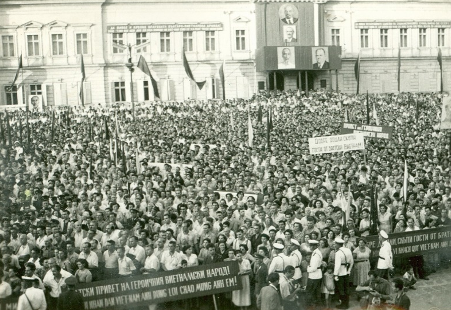 Nhân dân thủ đô Sofia mít tinh chào mừng Chủ tịch Hồ Chí Minh. Ảnh: Cục Lưu trữ quốc gia Bulgaria.