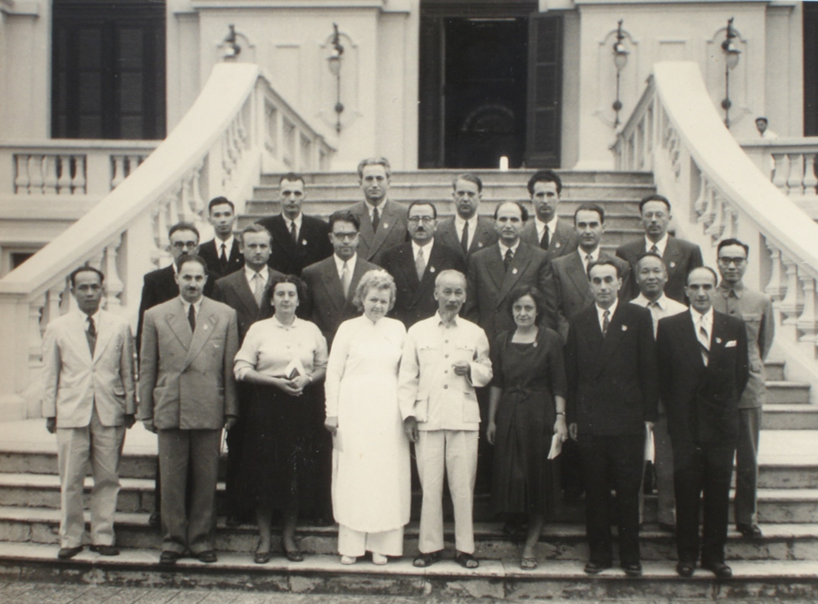 Chủ tịch Hồ Chí Minh chụp ảnh lưu niệm với Đoàn chuyên gia y tế Bulgaria.  Ảnh do bà Liudmila T. Nikolova cung cấp