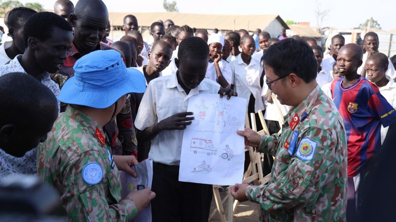 Các em học sinh trong khu tái định cư ở Bentiu tích cực tham gia cuộc thi vẽ tranh do Bệnh viện dã chiến cấp 2 số 7 tổ chức