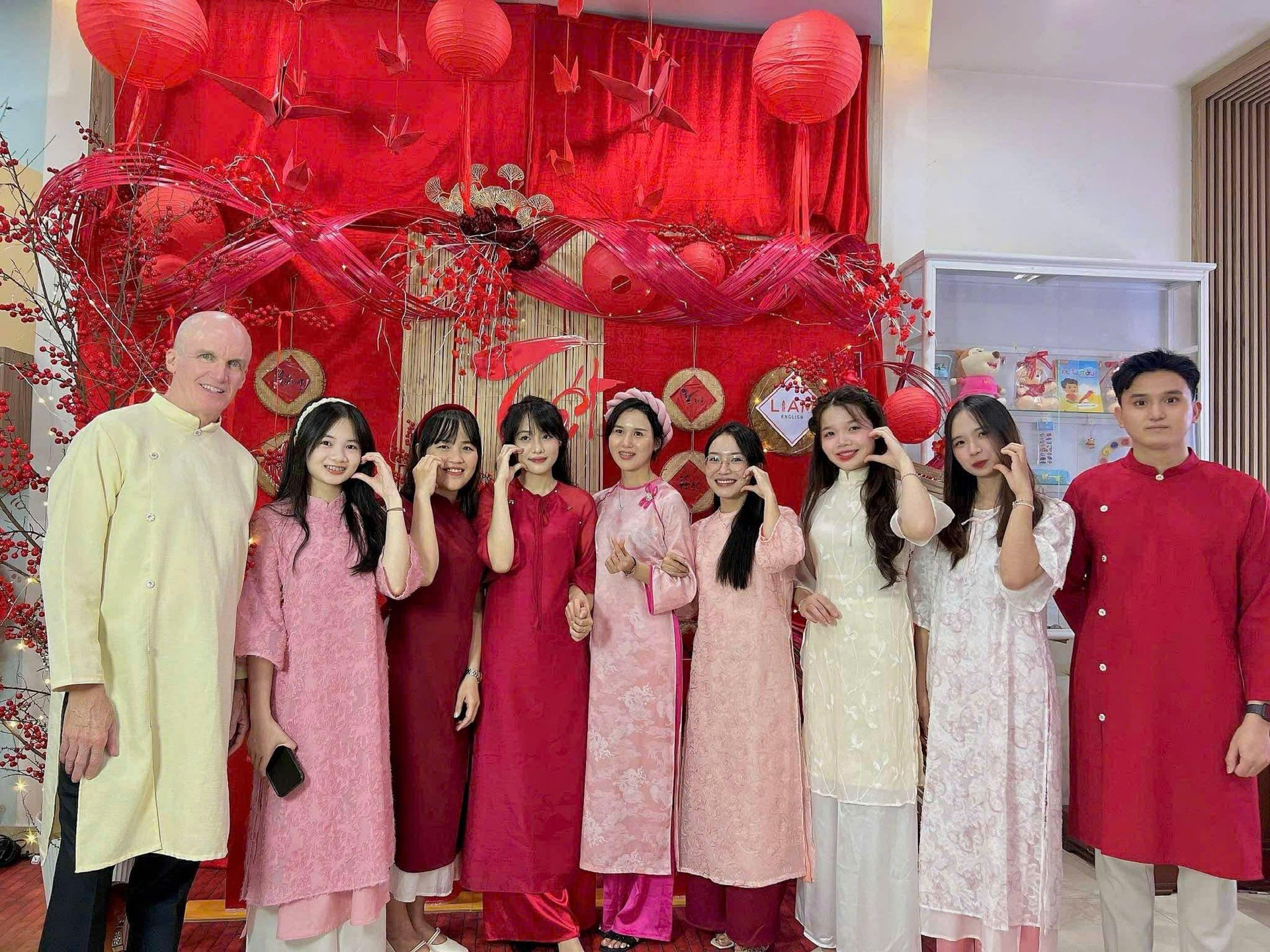 Ông Phil Cal (ngoài cùng bên trái) mặc áo dài chụp ảnh lưu niệm cùng sinh viên vào dịp Tết. Ảnh: NVCC Ông Phil Cal (ngoài cùng bên trái) mặc áo dài chụp ảnh lưu niệm cùng sinh viên vào dịp Tết. Ảnh: NVCC