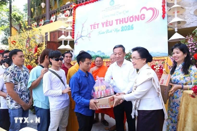 Phu nhân Tổng Bí thư, Chủ tịch nước Lào Naly Sisoulith và Đại sứ Việt Nam tại Lào Nguyễn Minh Tâm trao phần quà yêu thương đầu tiên cho người khuyết tật. (Nguồn: TTXVN) Phu nhân Tổng Bí thư, Chủ tịch nước Lào Naly Sisoulith và Đại sứ Việt Nam tại Lào Nguyễn Minh Tâm trao phần quà yêu thương đầu tiên cho người khuyết tật. (Nguồn: TTXVN)