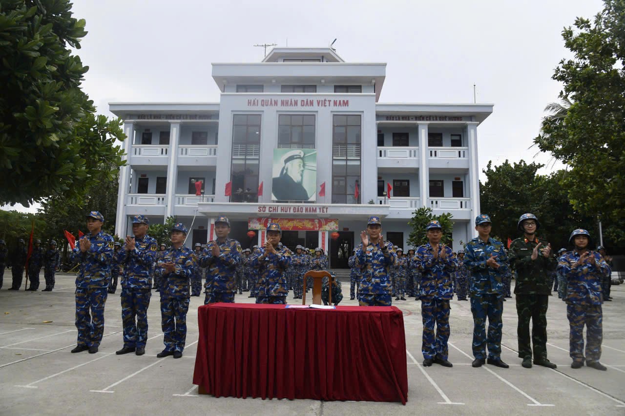 Chấm thi mô hình học cụ trong Lễ ra quân huấn luyện tại đảo Trường Sa