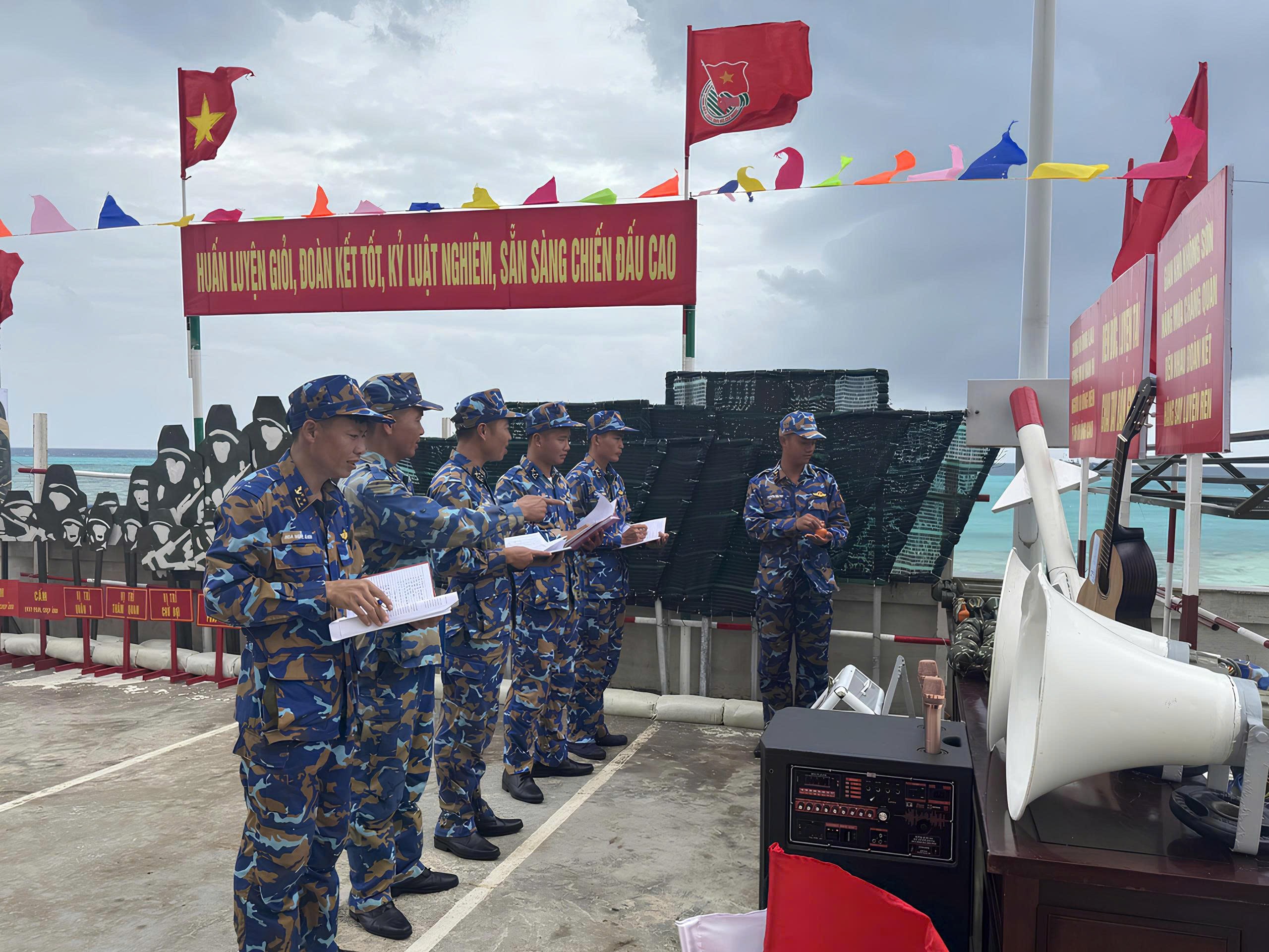 Thăm quan mô hình học cụ tại Đảo Núi Le A