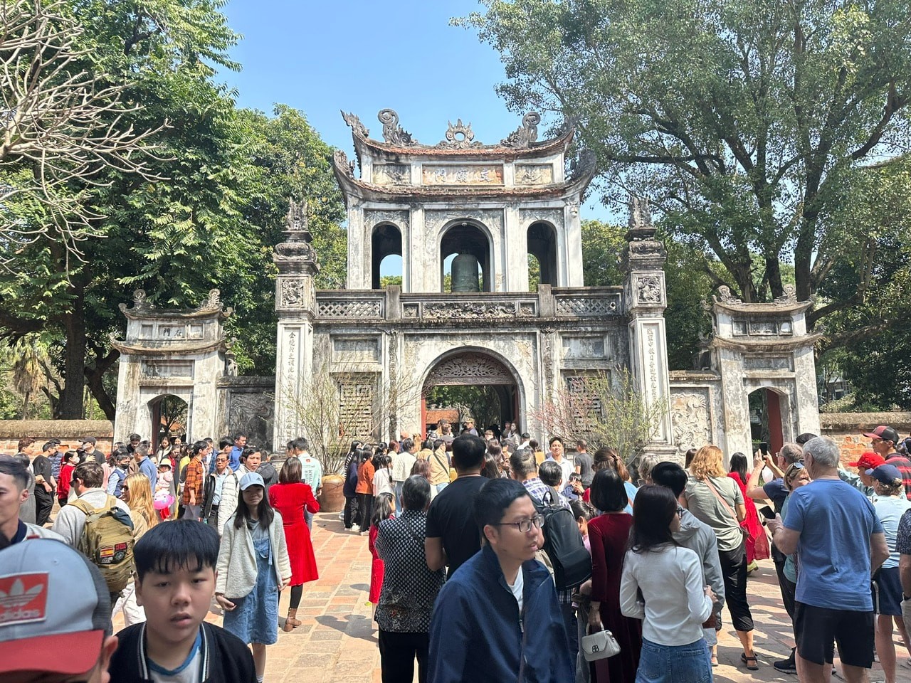 Trong ngày đầu mở cửa miễn phí, lượng khách đổ về đây đông kín.