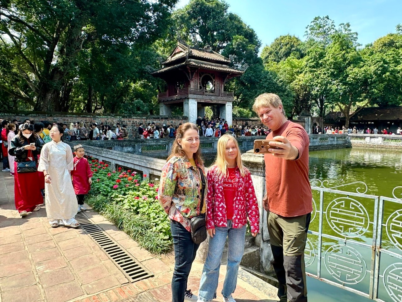 Du khách nước ngoài chụp ảnh tại Văn Miếu. (Ảnh: Báo và Phát thanh, truyền hình Hà Nội)