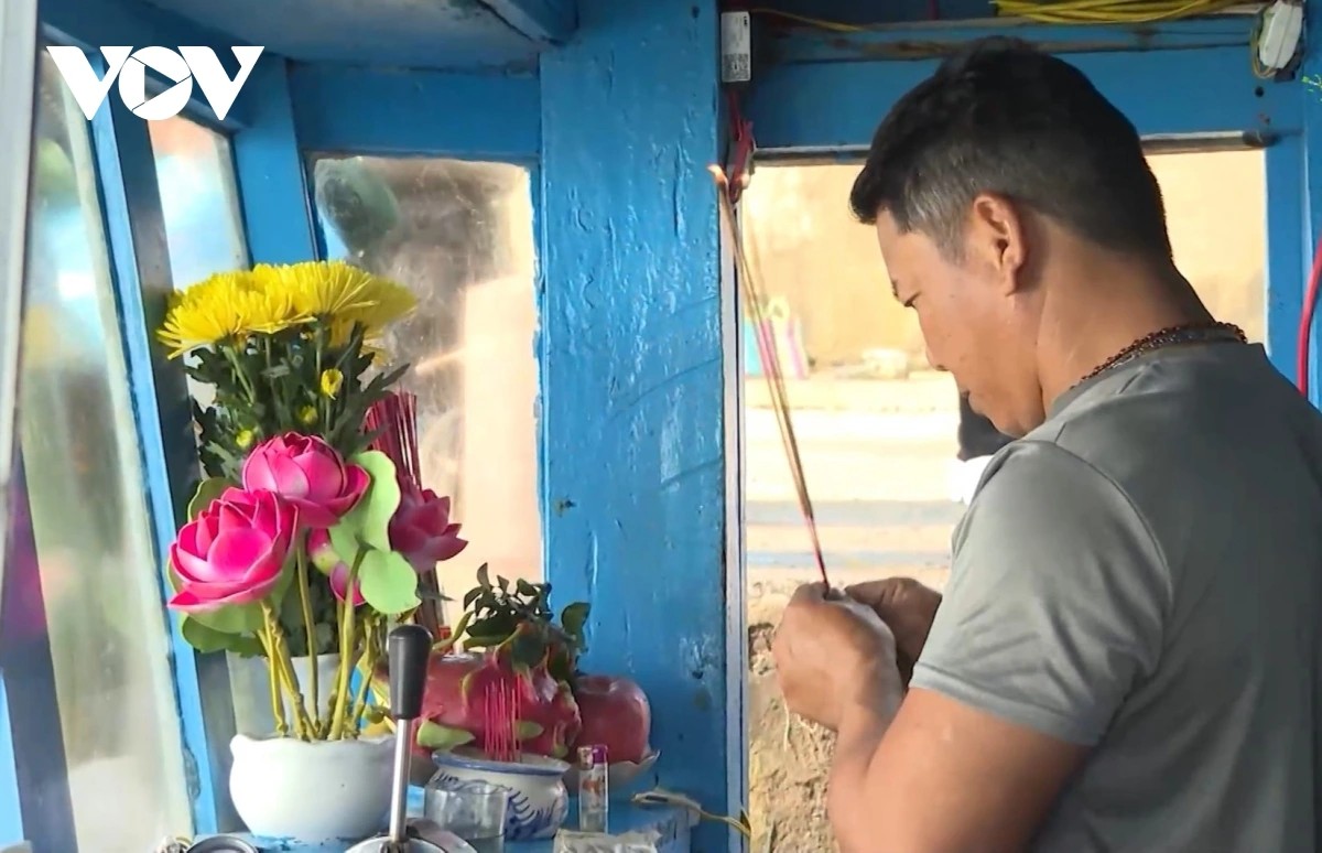 Anh Ngô Văn Tịnh, ngư dân ở phường Hoà Hiệp, tỉnh Đắk Lắk, thực hiện lễ cúng biển trước khi ra khơi đầu Xuân Bính Ngọ.