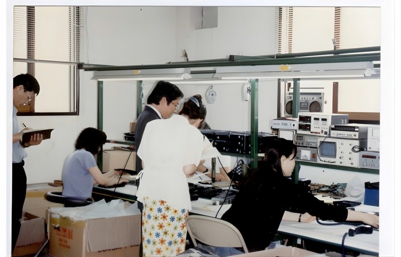 Ngay từ những năm 1995, CT Group đã bắt đầu lắp ráp các dòng điện thoại để bàn CT 1000, CT 2000, CT 3000. 