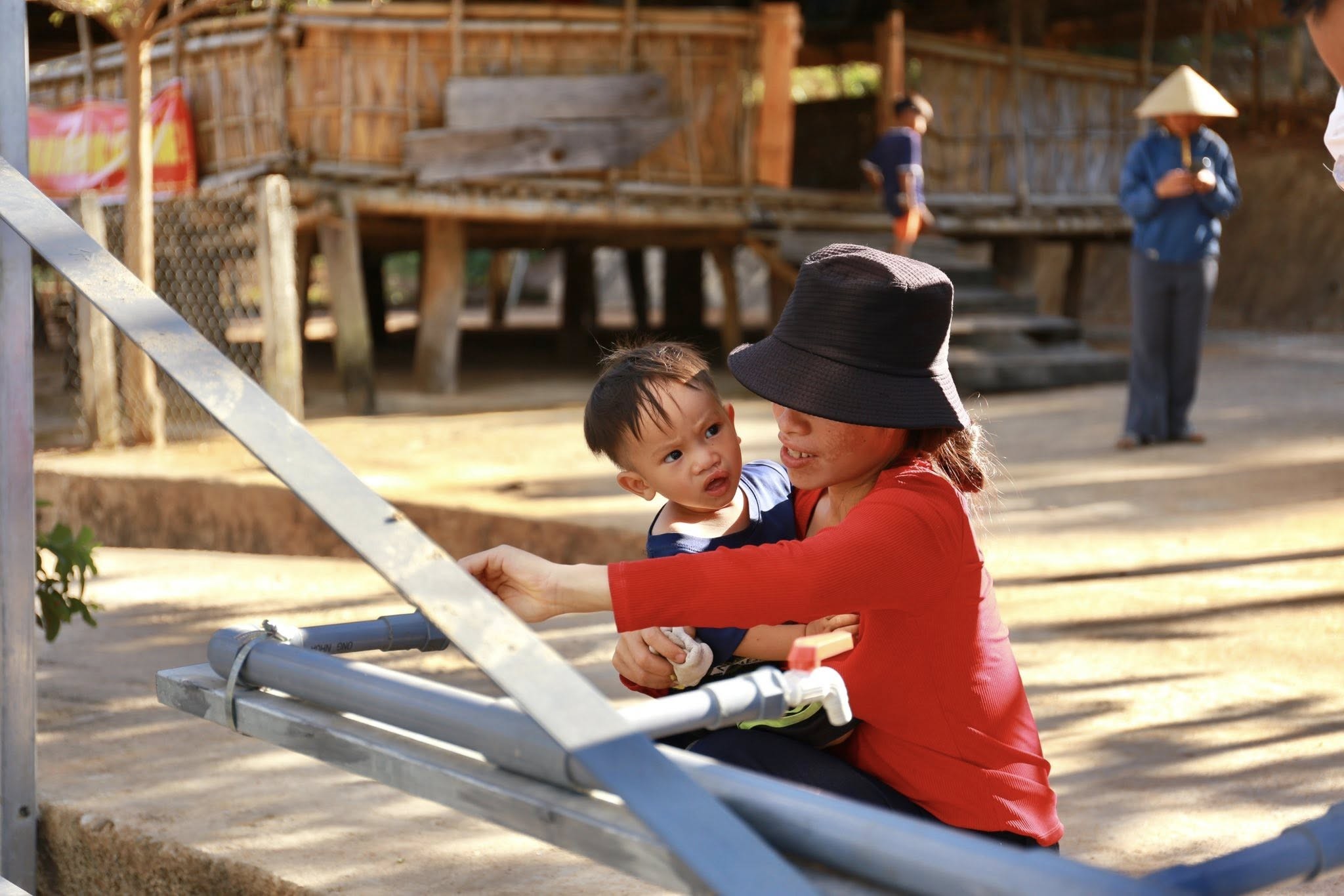 Nước sạch thắp sáng bản Kon Rlong