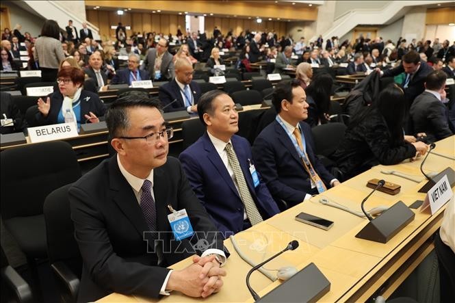 Đại tá Trần Viết Trung - Phó Chánh Văn phòng Cơ quan thường trực về nhân quyền Chính phủ (ngoài cùng bên trái) cùng đoàn đại biểu Việt Nam tham dự phiên khai mạc. (Ảnh: TTXVN) Đại tá Trần Viết Trung - Phó Chánh Văn phòng Cơ quan thường trực về nhân quyền Chính phủ (ngoài cùng bên trái) cùng đoàn đại biểu Việt Nam tham dự phiên khai mạc. (Ảnh: TTXVN)