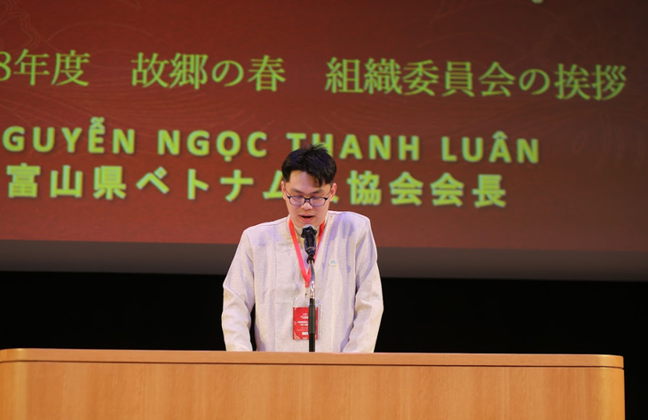 Ông Nguyễn Ngọc Thanh Luân, Chủ tịch Hội Người Việt Nam tại Toyama phát biểu khai mạc chương trình. Ông Nguyễn Ngọc Thanh Luân, Chủ tịch Hội Người Việt Nam tại Toyama phát biểu khai mạc chương trình.