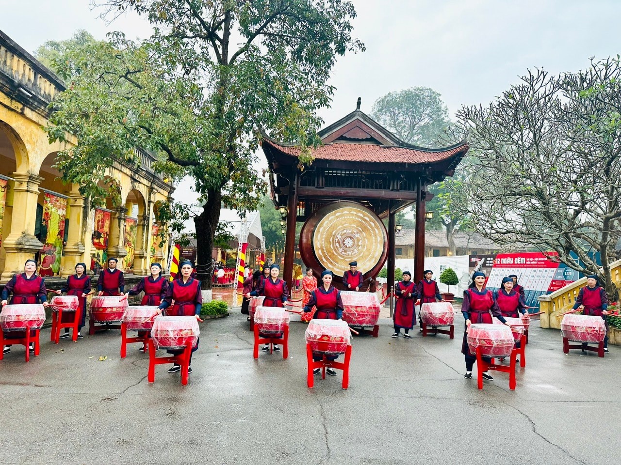 Màn trống hội rộn ràng trong phần hội xuân. Ảnh: Màn trống hội rộn ràng trong phần hội xuân. Ảnh: