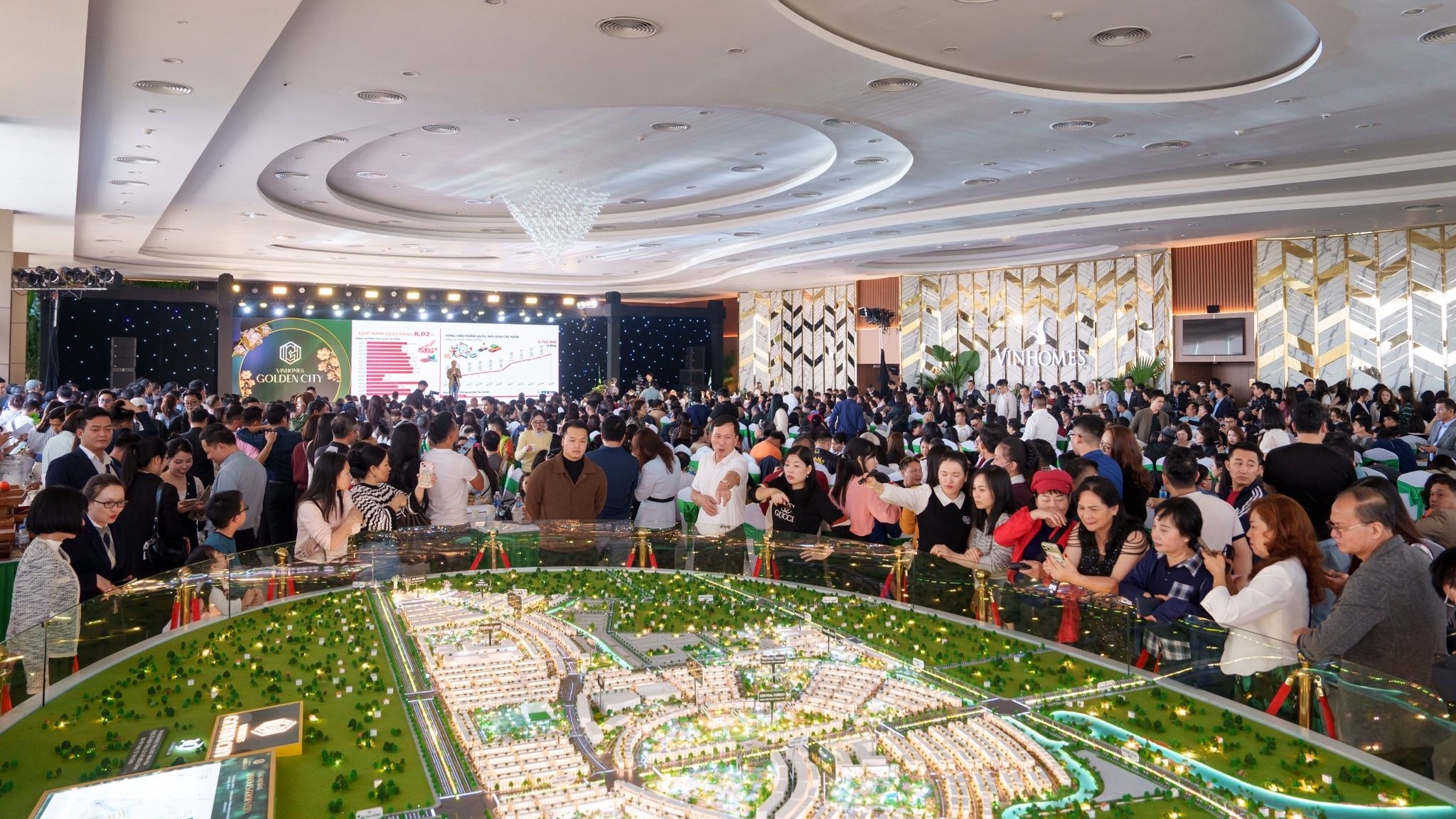 Vinhomes Golden City “chơi lớn” lì xì tới hàng trăm triệu đồng cho khách xuống tiền sớm