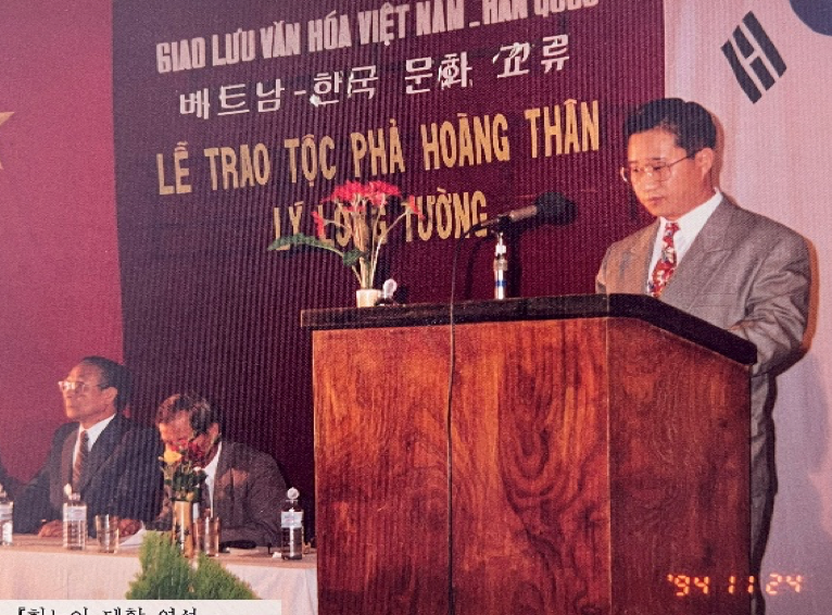 Phát biểu tại Trường Đại học Tổng hợp Hà Nội năm 1994 (Ảnh: NVCC)