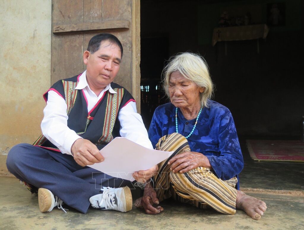 Đối với những cử tri lớn tuổi, cán bộ xã Ngọk Réo, tỉnh Quảng Ngãi đến tận nhà để tuyên truyền bầu cử. (Ảnh: TTXVN)