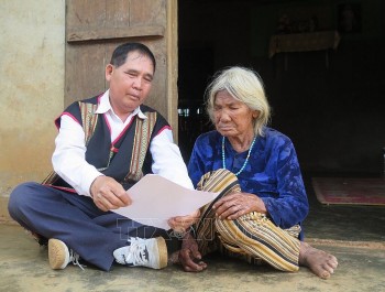 Đưa thông tin bầu cử đến từng buôn làng, xứ đạo, vùng biên giới