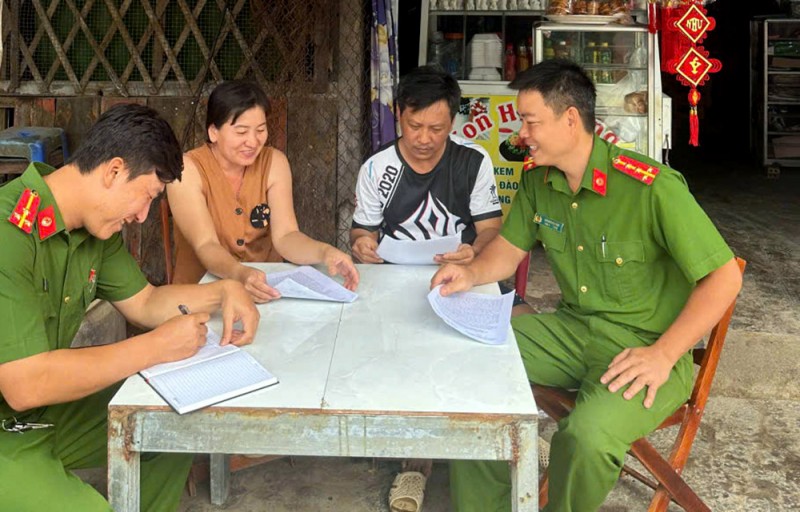 Cán bộ Công an đặc khu Thổ Châu, tỉnh An Giang rà soát, làm sạch dữ liệu phục vụ bầu cử đại biểu Quốc hội khóa XVI và đại biểu HĐND các cấp nhiệm kỳ 2026-2031. (Ảnh: Báo Công an nhân dân)