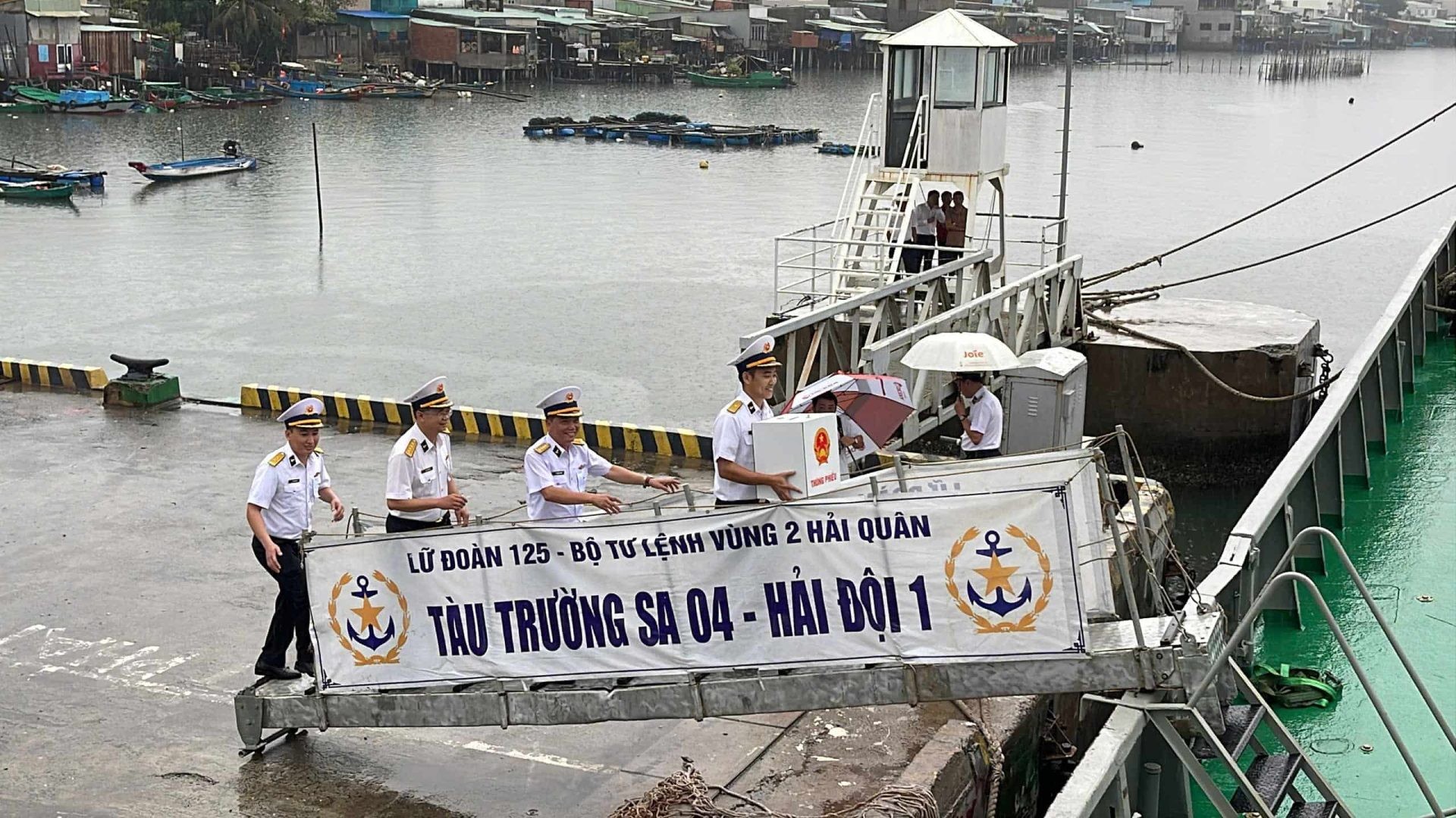 Đoàn công tác trên tàu Trường Sa 04 và Trường Sa 21 (Vùng 2 Hải quân) rời bến thực hiện nhiệm vụ bầu cử sớm cho các nhà giàn DK1, tàu trực và các ngư dân đang khai thác trên biển, ngày 26/02/2026. (Ảnh: Tạp chí Kinh tế Sài Gòn)