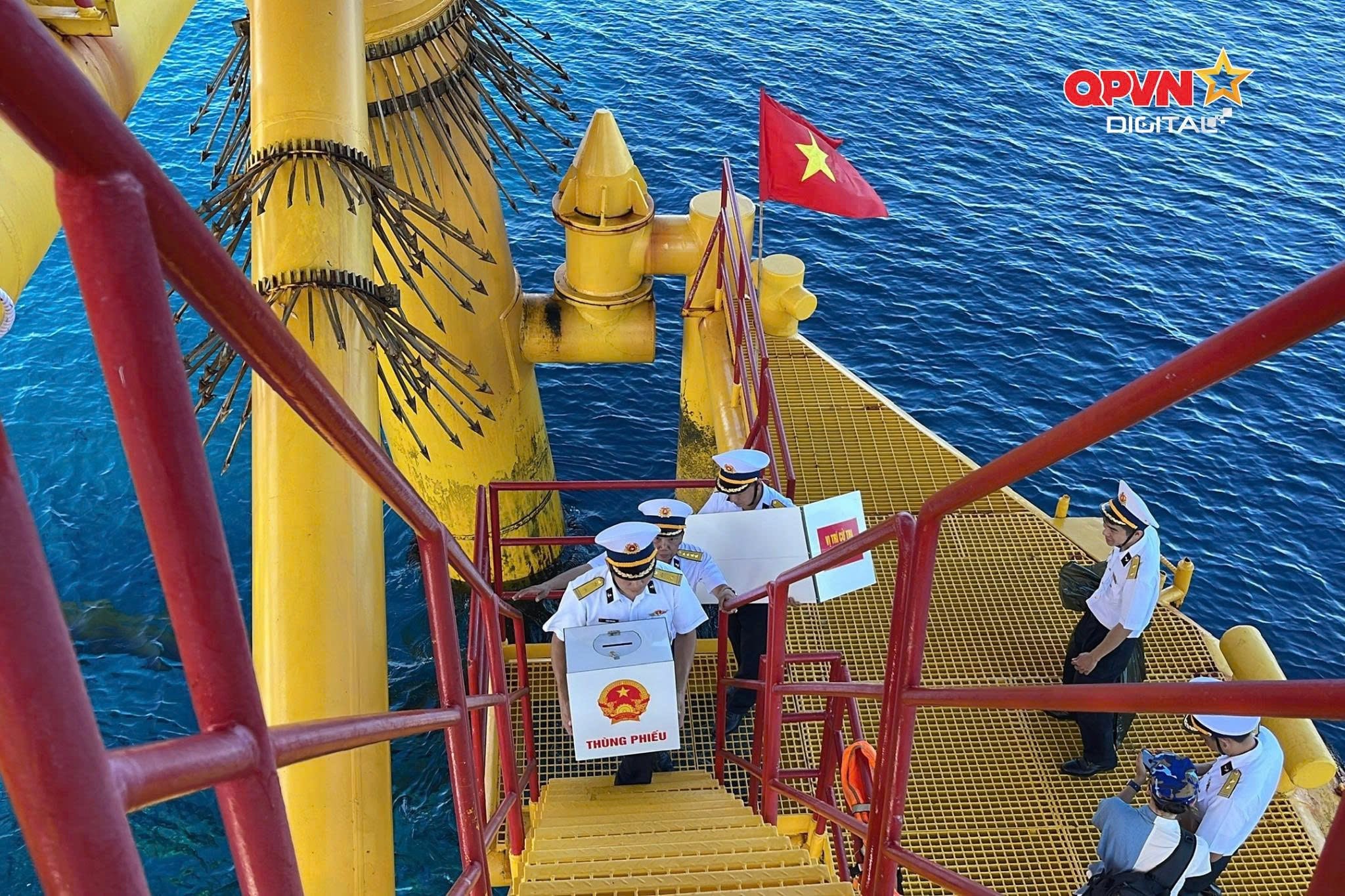 Tổ bầu cử trên tàu Trường Sa 04 tới nhà giàn nhà giàn DK1/9 - Ba Kè tổ chức bầu cử sớm cho cán bộ chiến sĩ, ngày 01/3/2026. (Ảnh: Truyền hình Quốc phòng)