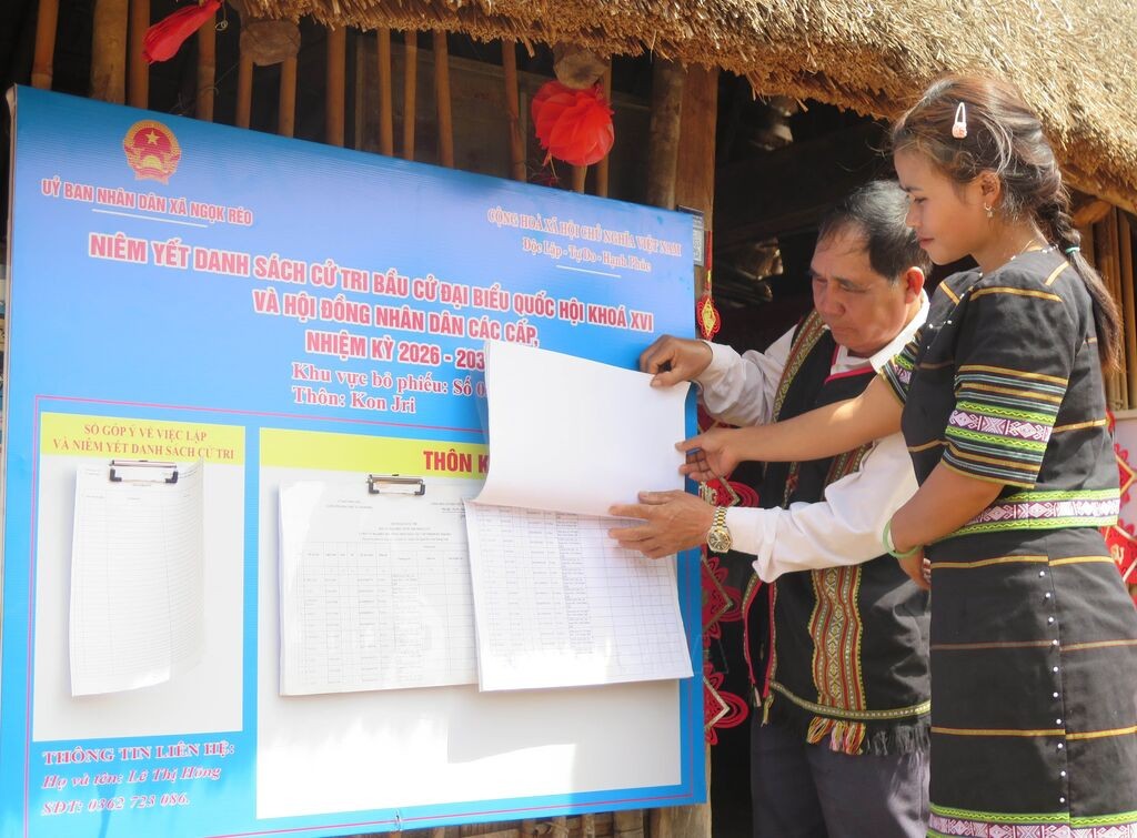 Danh sách cử tri và người ứng cử được niêm yết công khai tại nhà Rông ở xã Ngọk Réo, tỉnh Quảng Ngãi để người dân theo dõi.