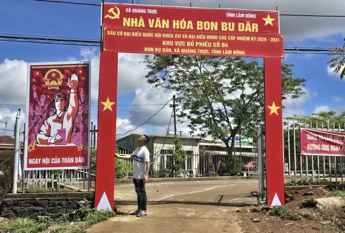  Nhà văn hóa Bon Bu Đăk, xã Quảng Trực, tỉnh Lâm Đồng được trang hoàng cờ, pano, khẩu hiệu, sẵn sàng cho ngày bầu cử. (Ảnh: Báo Sài Gòn Giải Phóng)
