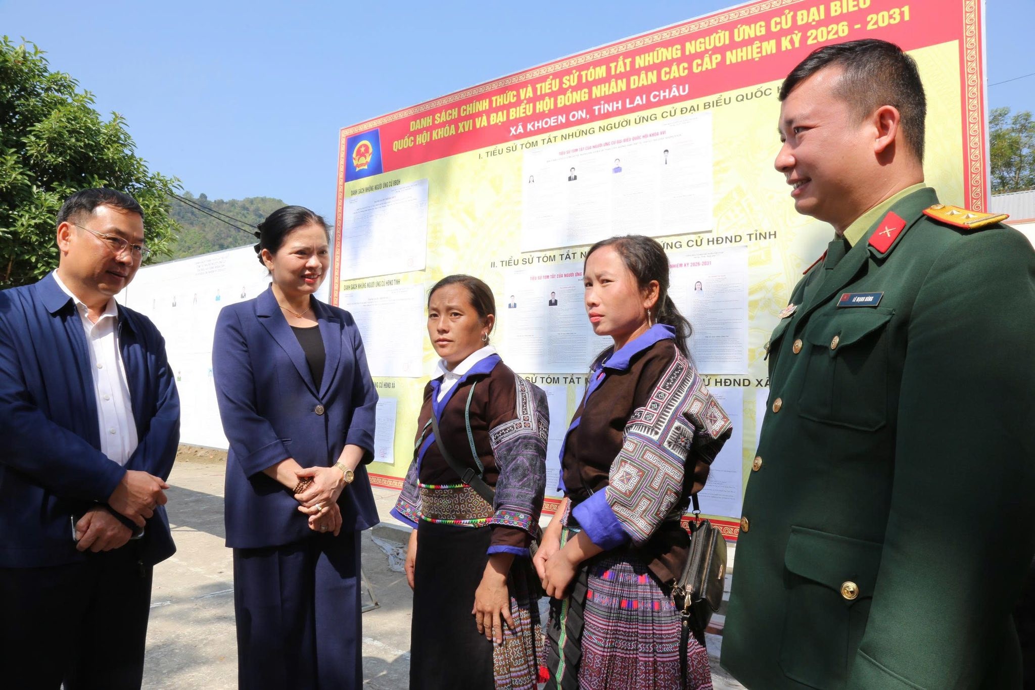 Phó Chủ tịch - Tổng Thư ký Ủy ban Trung ương MTTQ Việt Nam Hà Thị Nga tiếp xúc cử tri ở xã Khoen On, tỉnh Lai Châu. (Ảnh: MTTQ Việt Nam)