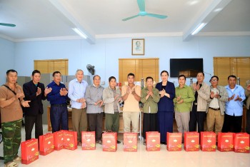 Phó Chủ tịch - Tổng Thư ký Ủy ban Trung ương MTTQ Việt Nam Hà Thị Nga tiếp xúc cử tri tại Lai Châu