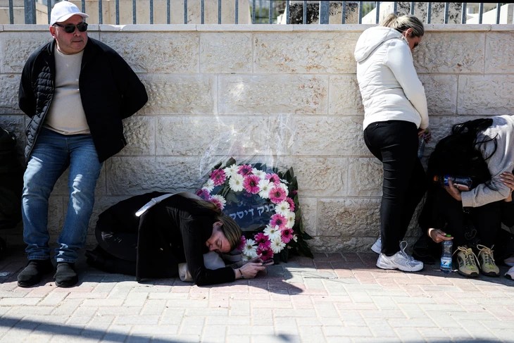 Người dân ở thành phố Bet Shemesh, cách Jerusalem khoảng 30km, trú ẩn khi còi báo động vang lên vào ngày 2-3 - Ảnh: AFP