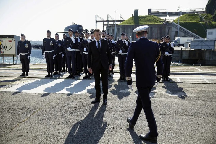 Tổng thống Pháp Emmanuel Macron tại căn cứ tàu ngầm Ile Longue ở Brittany (Pháp) ngày 2-3 - Ảnh: AFP