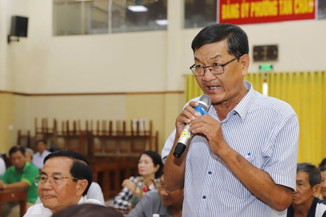 Đại diện cử tri xã Đông Hòa đặt câu hỏi cho các ứng cử viên 