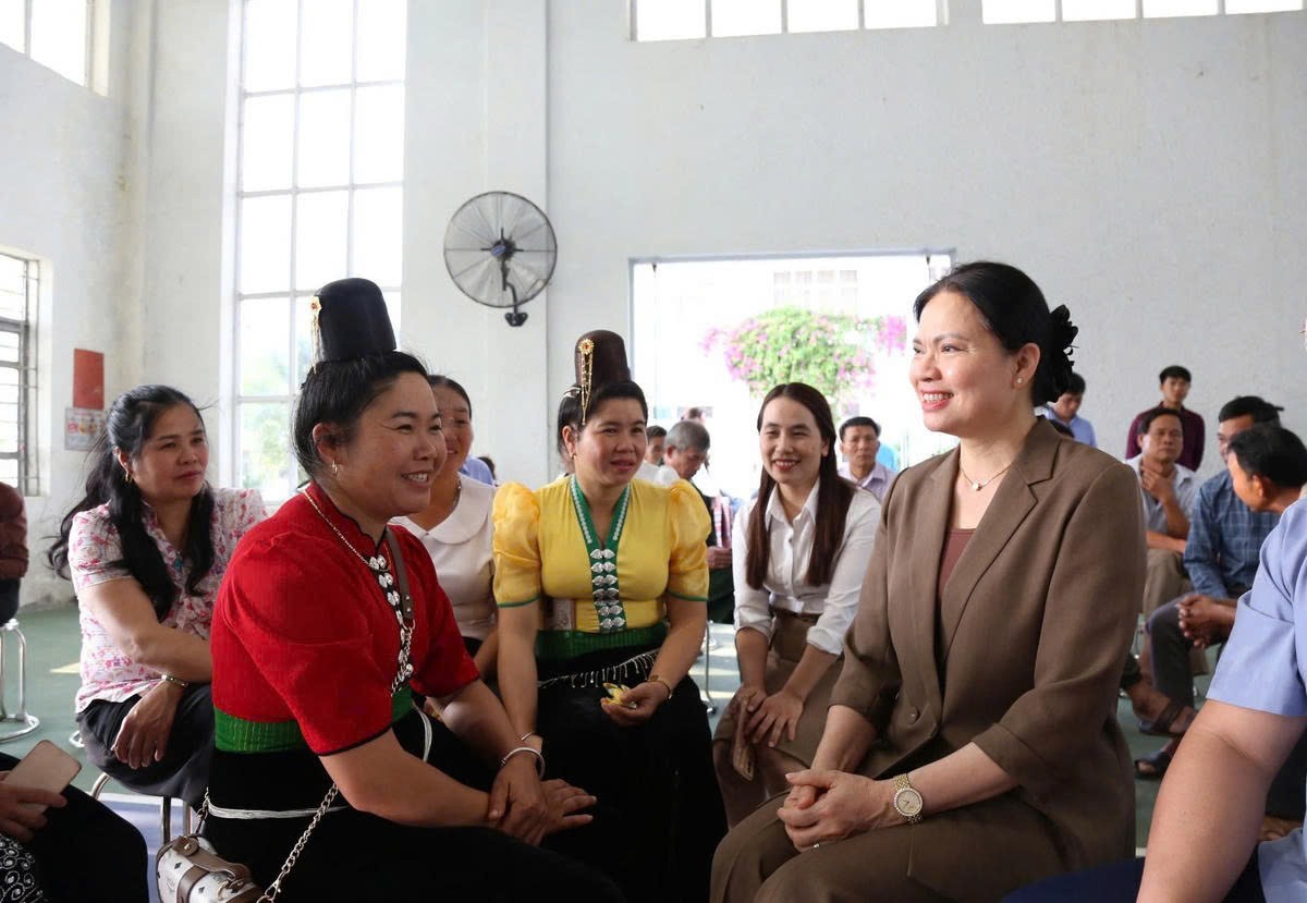 Phó Chủ tịch - Tổng Thư ký Ủy ban Trung ương MTTQ Việt Nam Hà Thị Nga trò chuyện cùng cử tri dân tộc thiểu số xã Mường Than 