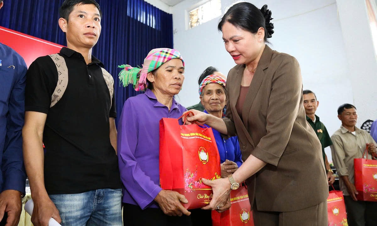 Phó Chủ tịch - Tổng Thư ký Ủy ban Trung ương MTTQ Việt Nam Hà Thị Nga tặng quà cho nhân dân xã Mường Than 