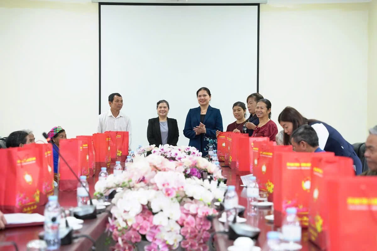 Phó Chủ tịch - Tổng Thư ký Ủy ban Trung ương MTTQ Việt Nam Hà Thị Nga tặng quà cho hộ gia đình chính sách, Người có uy tín, hộ nghèo xã Tân Uyên