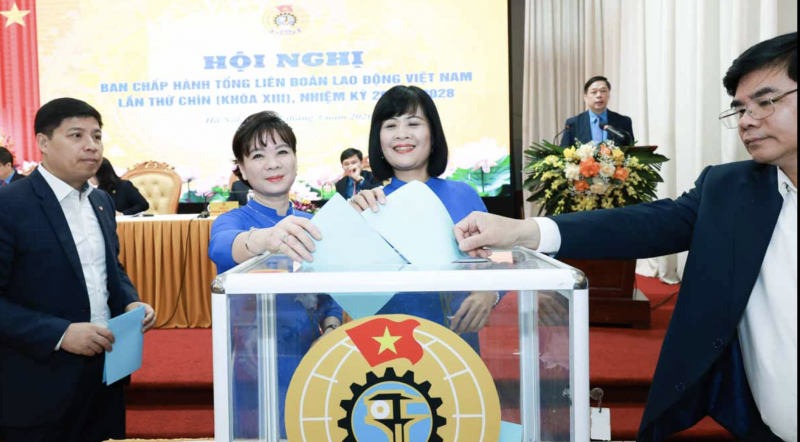 Các đại biểu bỏ phiếu bầu đồng chí Nguyễn Anh Tuấn vào Ban Chấp hành Tổng LĐLĐ Việt Nam lần thứ IX (khóa XIII). (Ảnh: T.L)