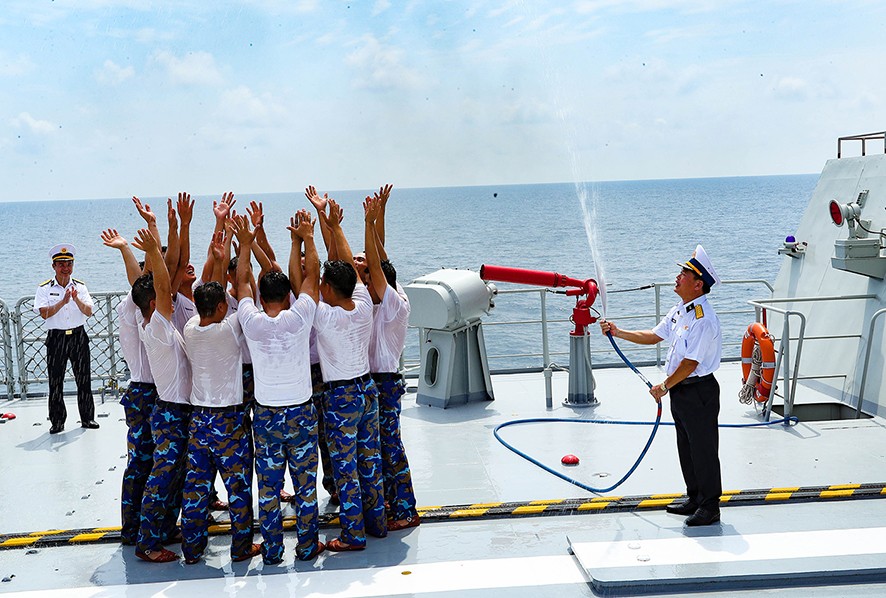 Tàu 016-Quang Trung vượt qua đường xích đạo tham dự Kakadu (2026)