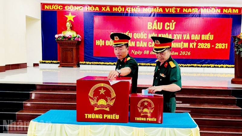 Lực lượng vũ trang ở đặc khu Thổ Châu đi bầu cử. (Ảnh: Báo Nhân Dân)