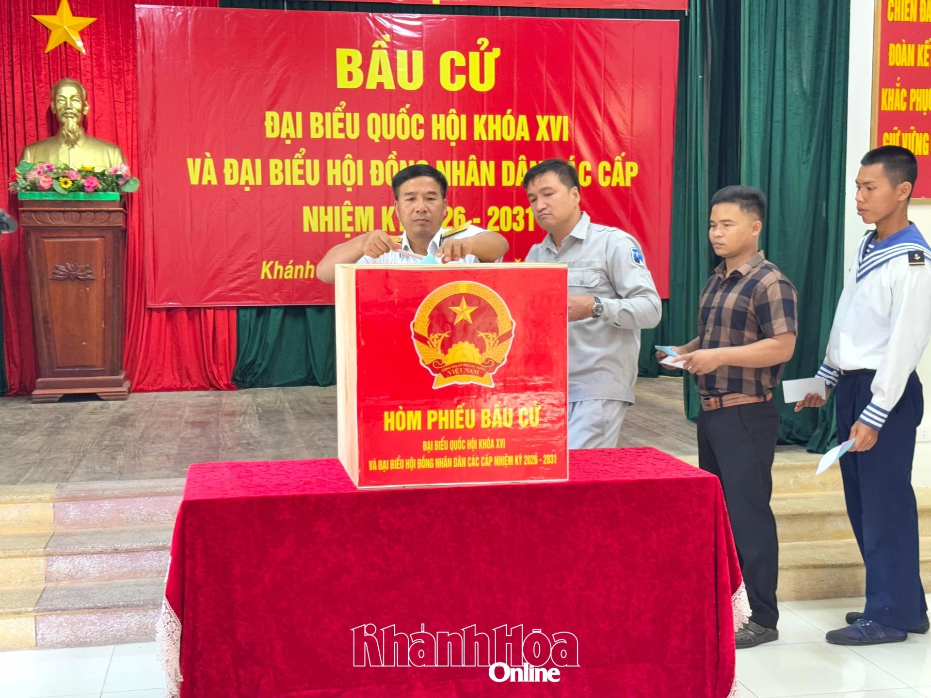 Cán bộ, chiến sĩ đảo Sinh Tồn bỏ phiếu bầu cử.