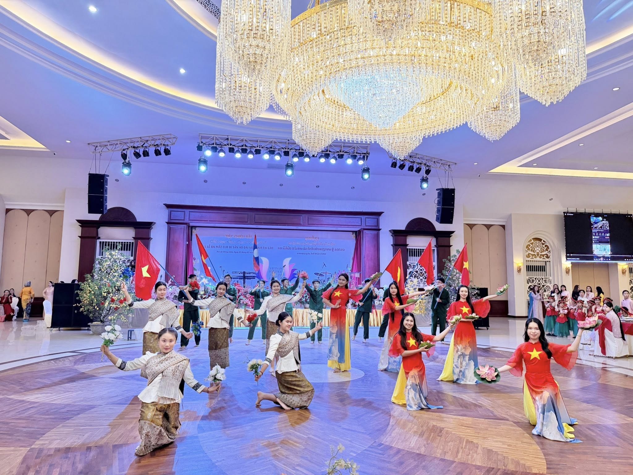 Quảng bá di sản áo dài Việt Nam tại Lào