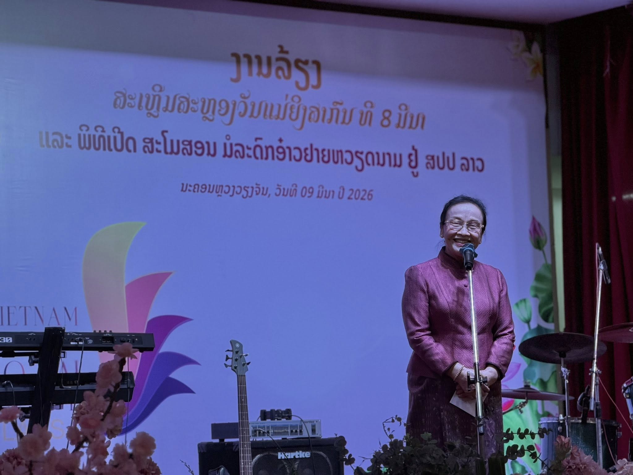 Quảng bá di sản áo dài Việt Nam tại Lào