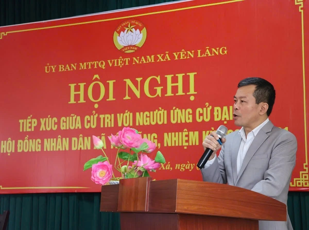 Ông Lỗ Xuân Hòa, Phó Bí thư Thường trực Đảng ủy – Chủ tịch Ủy ban Mặt trận Tổ quốc xã Yên Lãng, TP. Hà Nội điều hành một hội nghị tiếp xúc cử tri. (Ảnh: Xuân Hòa).