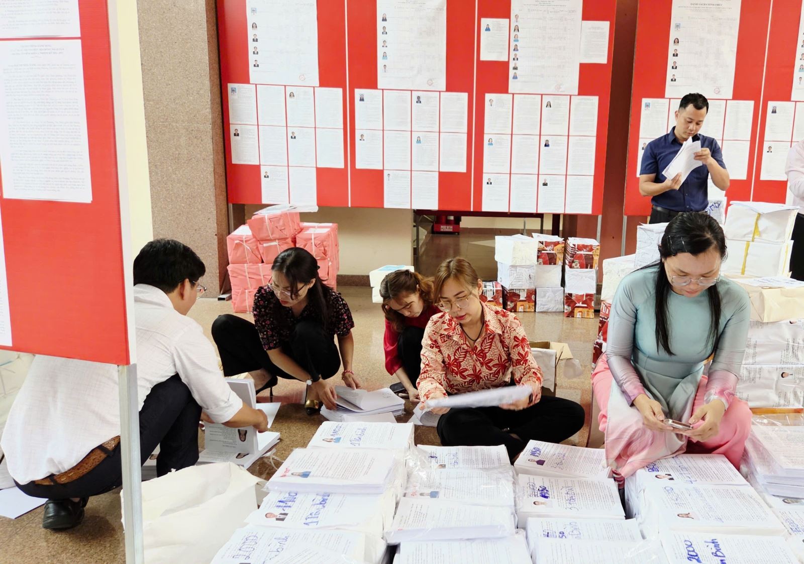 Cán bộ phường Tân Bình tất bật chuẩn bị cho ngày bầu cử.