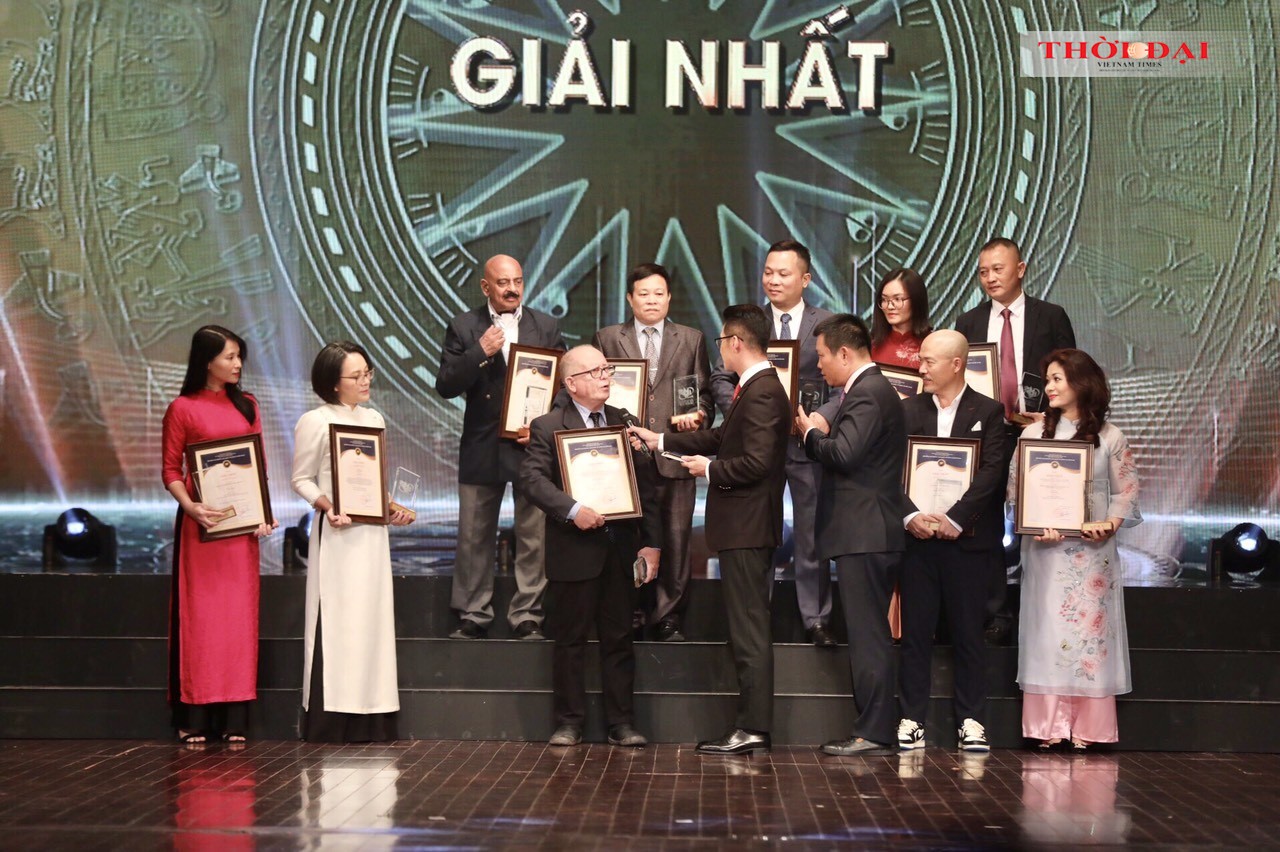 Ông Pedro de Oliveira nhận giải Nhất loại hình Sách, ngôn ngữ tiếng Bồ Đào Nha, Giải thưởng toàn quốc về thông tin đối ngoại lần thứ VIII. (Ảnh: Minh Quyết)