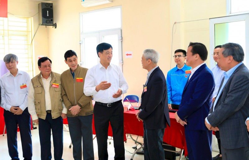 Bí thư Thành ủy Hà Nội Nguyễn Duy Ngọc, Trưởng đoàn kiểm tra số 01 của Ban Thường vụ Thành ủy chủ trì hội nghị công bố quyết định kiểm tra tại phường Hồng Hà. (Ảnh: T.L)