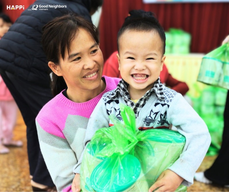 GNI: Trao hàng ngàn lon sữa cho trẻ em Thanh Hóa