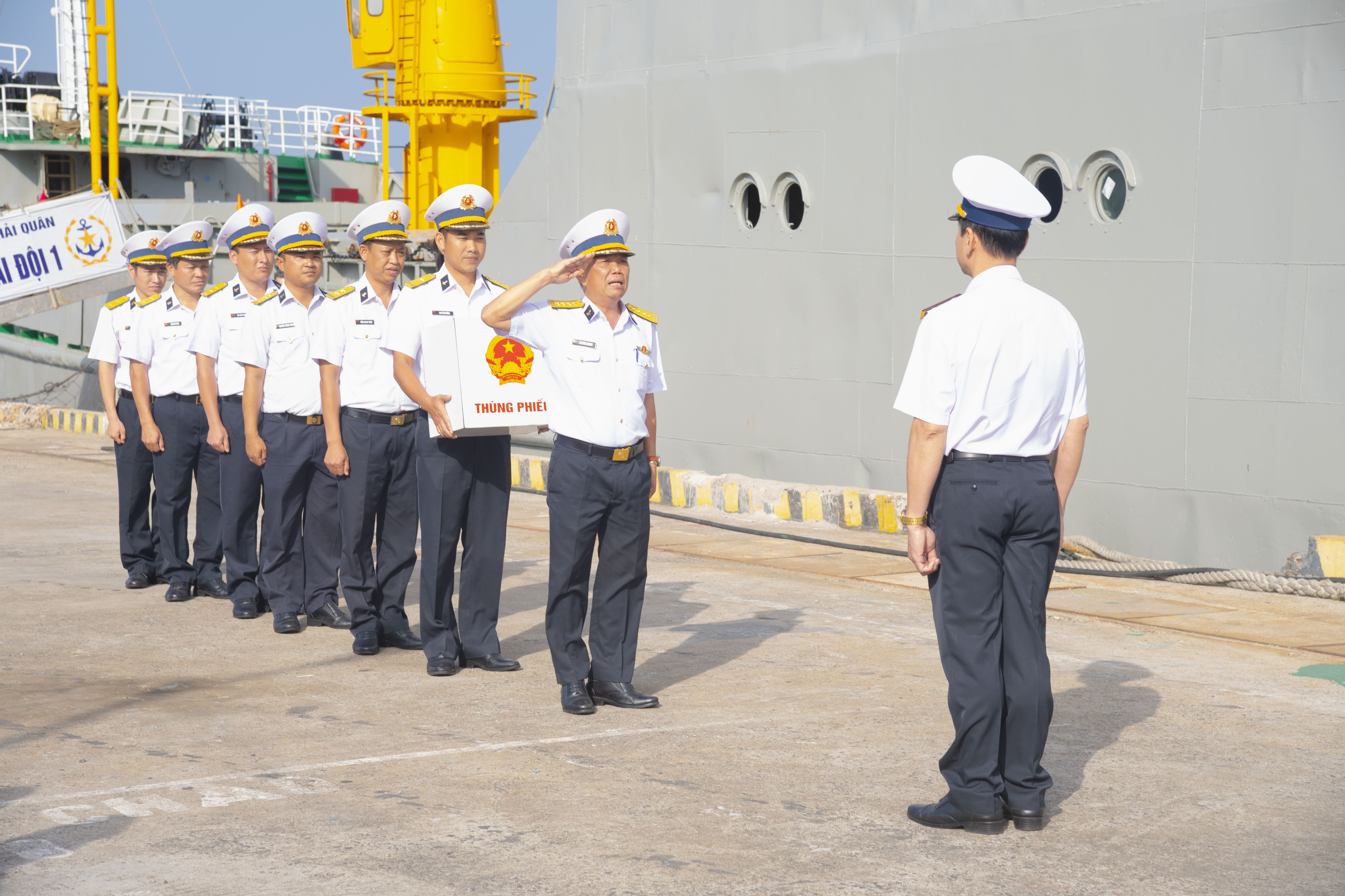 Đón Tổ bầu cử sớm trên biển hoàn thành nhiệm vụ trở về đất liền