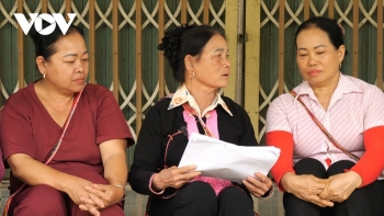 Người có uy tín đưa thông tin bầu cử đến từng bản làng