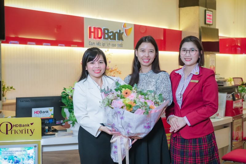 Chủ nhân giải 3 tỷ đồng đã lộ diện, hành trình “Tiết kiệm Tỷ phú” tại HDBank khép lại trong những khoảnh khắc vỡ òa Chủ nhân giải 3 tỷ đồng đã lộ diện, hành trình “Tiết kiệm Tỷ phú” tại HDBank khép lại trong những khoảnh khắc vỡ òa