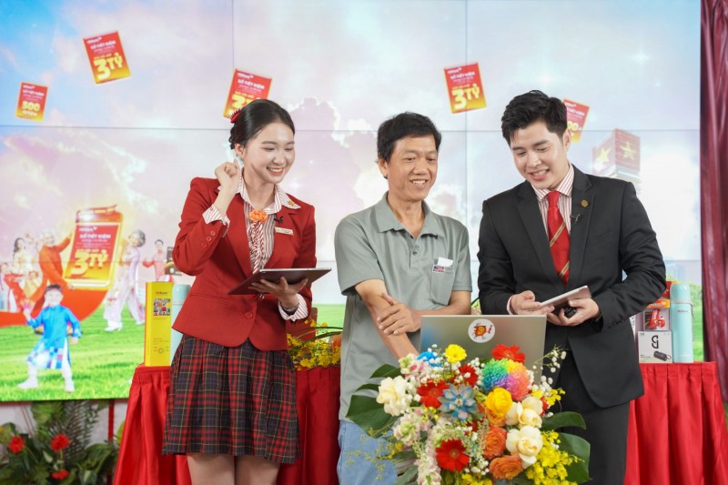 Chủ nhân giải 3 tỷ đồng đã lộ diện, hành trình “Tiết kiệm Tỷ phú” tại HDBank khép lại trong những khoảnh khắc vỡ òa Chủ nhân giải 3 tỷ đồng đã lộ diện, hành trình “Tiết kiệm Tỷ phú” tại HDBank khép lại trong những khoảnh khắc vỡ òa