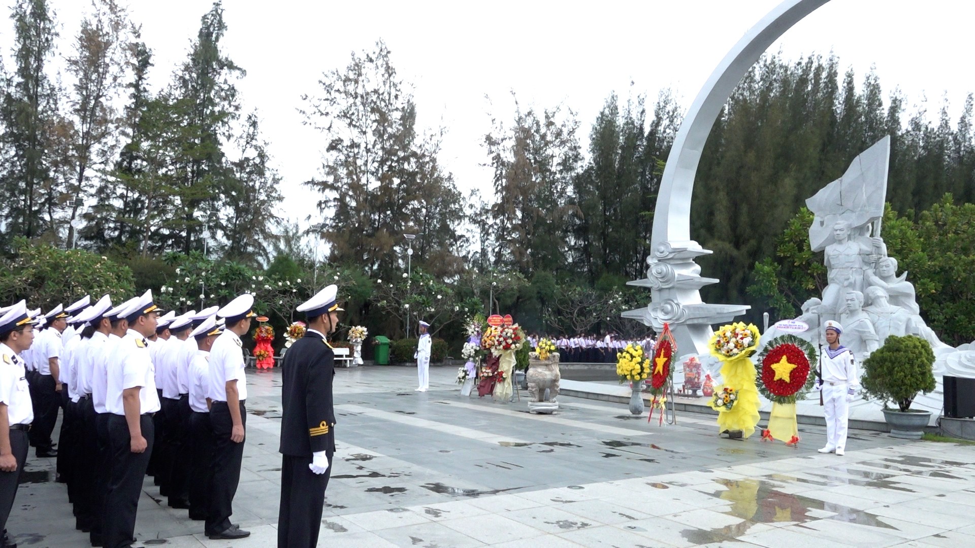 Dâng hương tưởng niệm các anh hùng liệt sĩ Gạc Ma